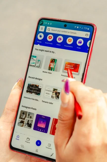 Deux personnes consultent une boutique de vêtements en ligne sur un ordinateur portable, vue de dessus.