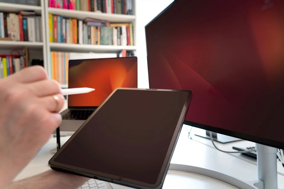 Personne faisant des achats en ligne sur un ordinateur portable avec une carte bancaire, mettant en avant la simplicité du e-commerce.
